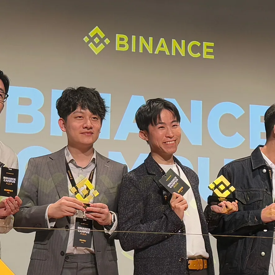 Binance Campus Asia 頒獎台上,氣球柯男與其他得獎者並排
