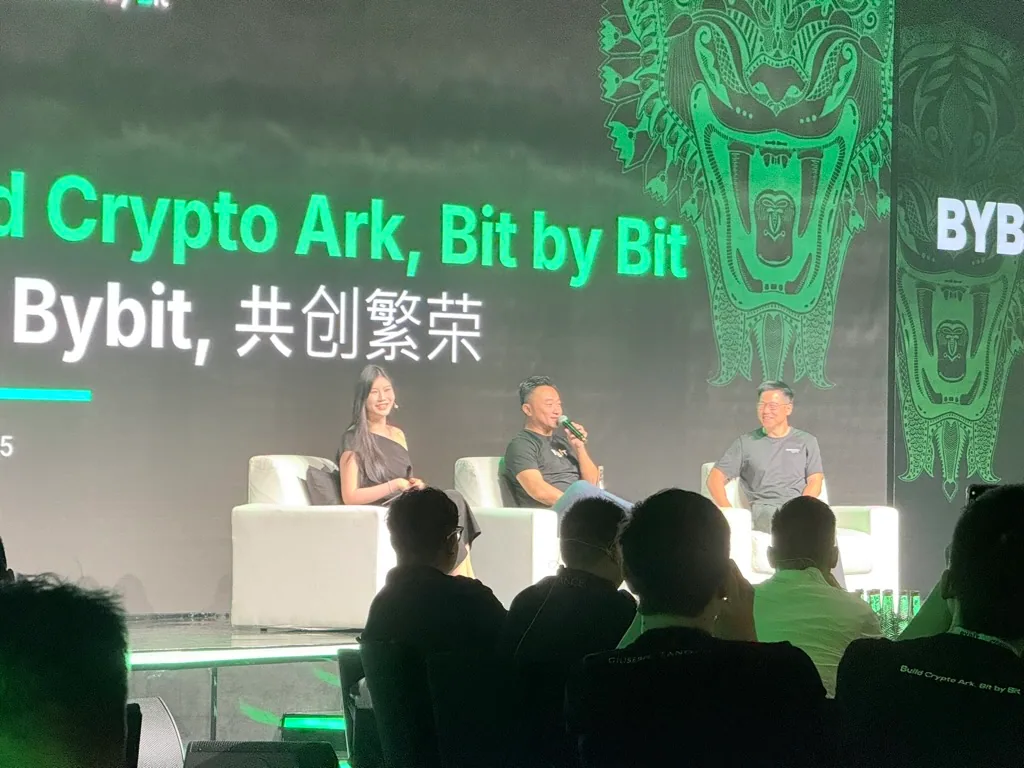 Bybit Crypto Content Creator Campus 活動主舞台座談,螢幕標語 Build Crypto Ark, Bit by Bit