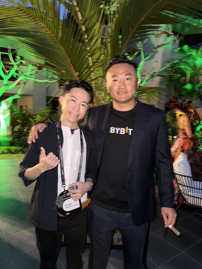 氣球柯男與 Bybit 共同創辦人暨執行長 Ben Zhou 在峇里島 Bybit Crypto Content Creator Campus 合影