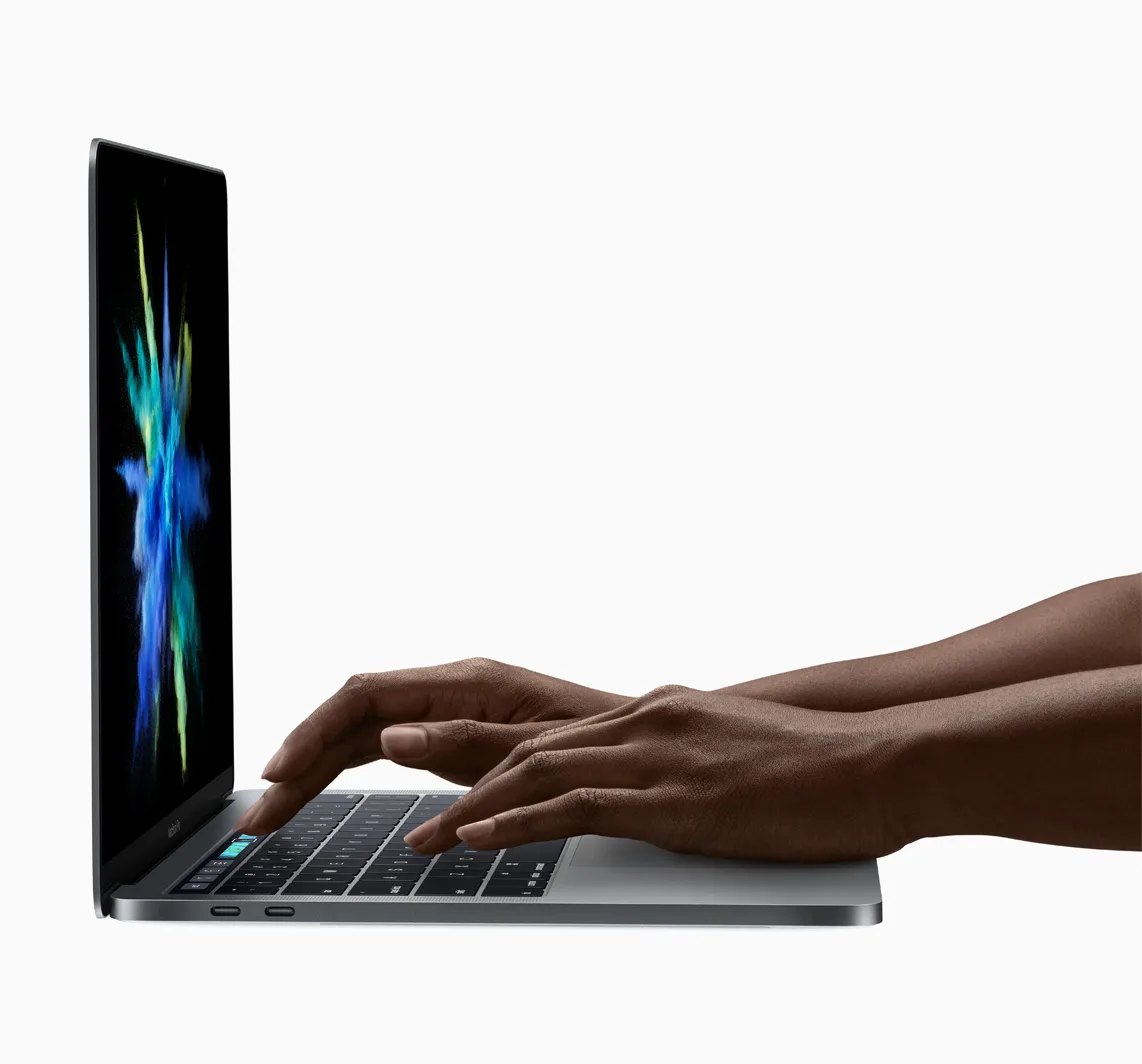 2016 年 MacBook Pro 鍵盤上方的 Touch Bar 觸控條特寫(Apple 新聞圖)