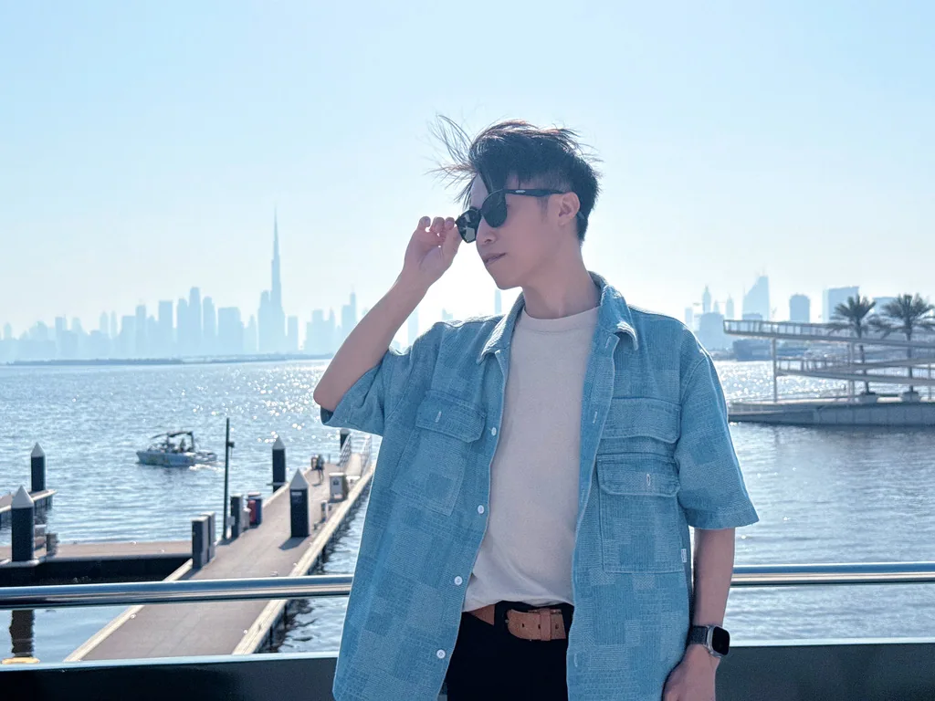 氣球柯男在杜拜河岸碼頭,背景為杜拜天際線與哈里發塔