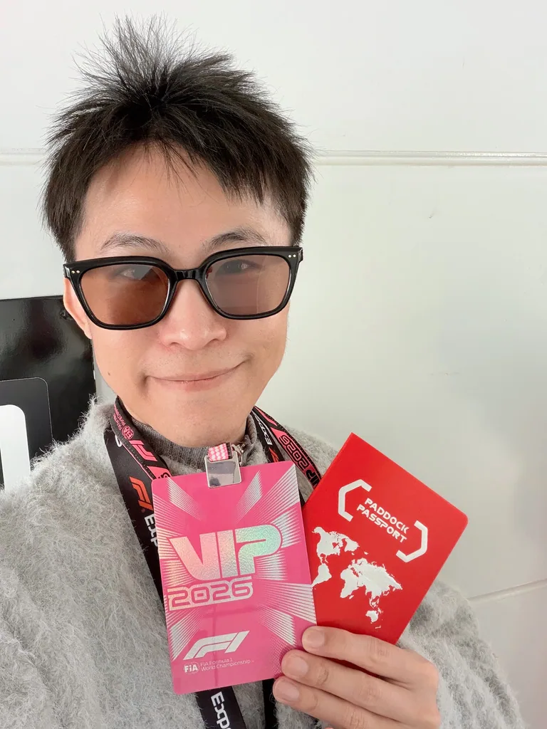 氣球柯男自拍,手持 F1「VIP 2026」通行證與「PADDOCK PASSPORT」圍場護照