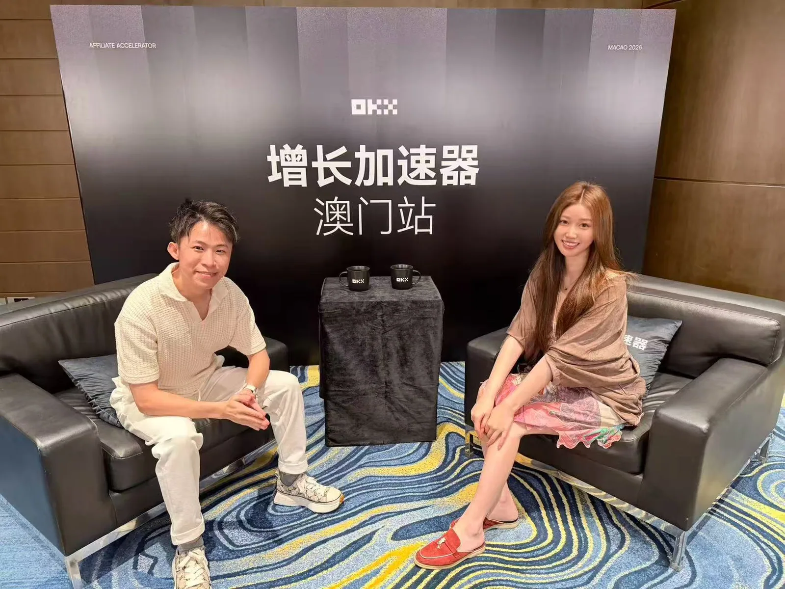 氣球柯男在 OKX 增長加速器澳門站背板前接受專訪