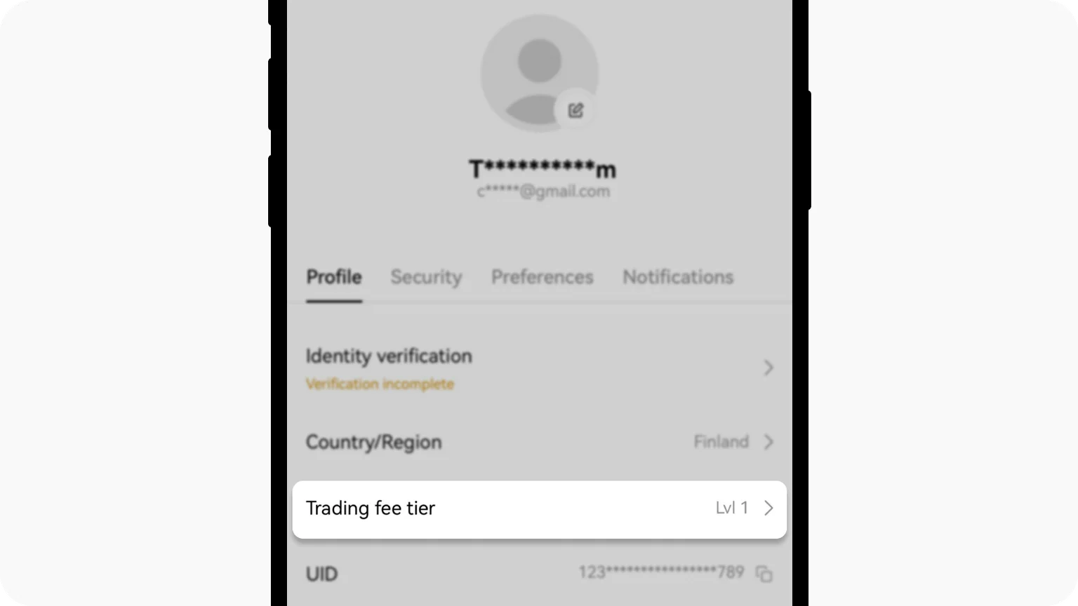 OKX App 個人資料頁的「Trading fee tier（交易手續費等級）」欄位（OKX 官方幫助中心示意圖）