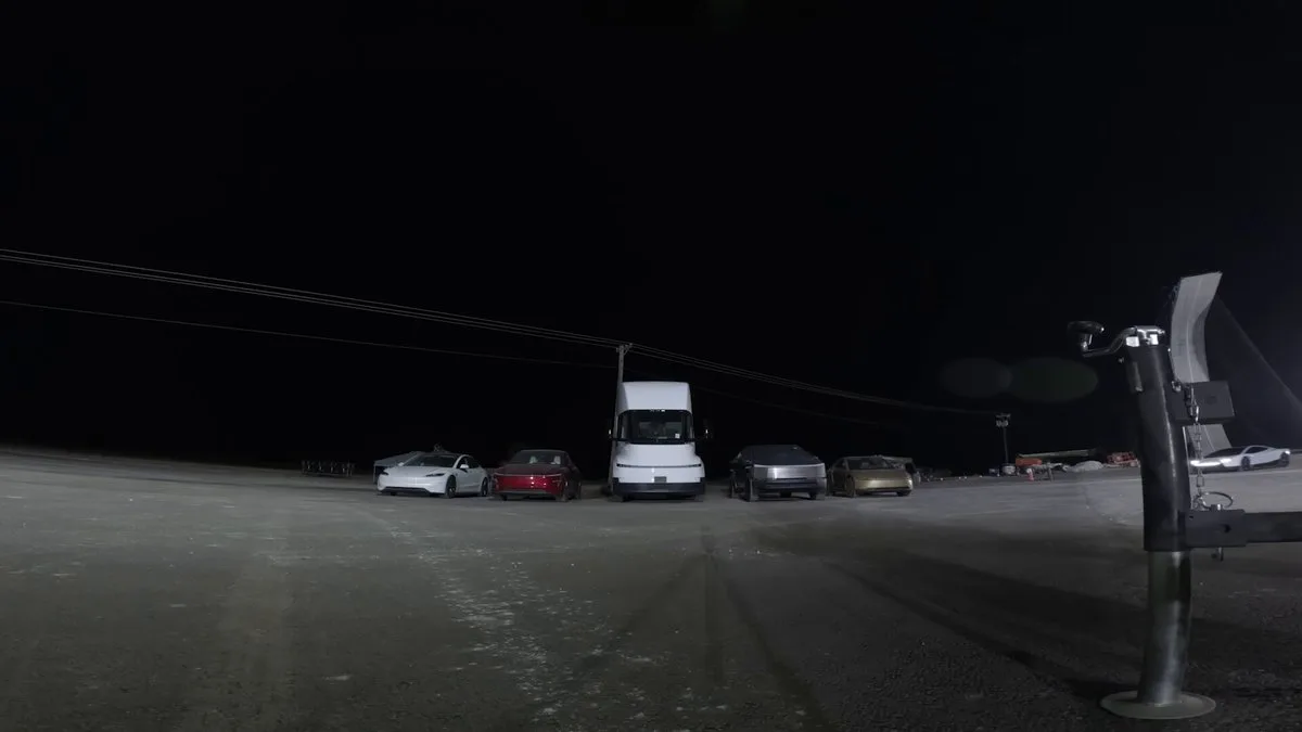 德州 SpaceX 測試場上排成一列的特斯拉車輛與跳台
